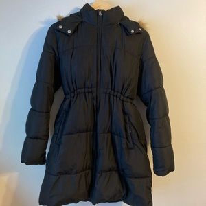 Old navy maternity coat. size medium. black with brown faux fur trim. Reposh